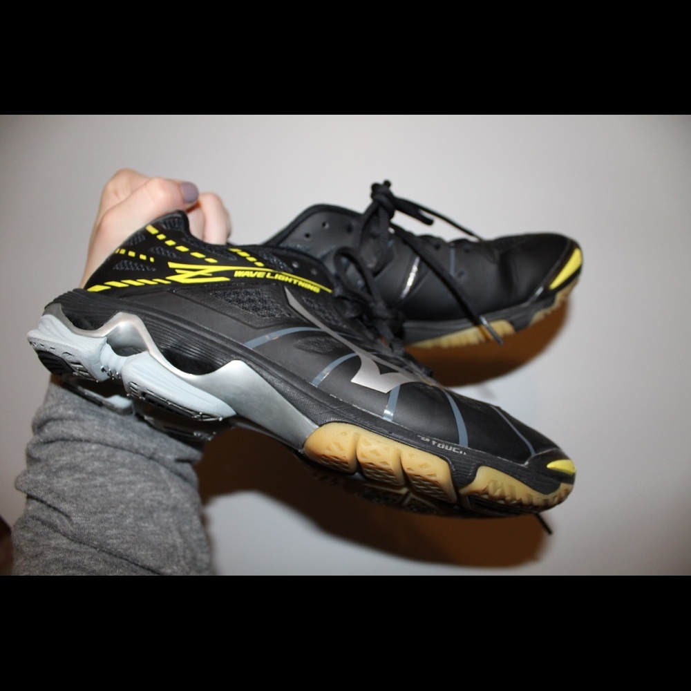 Mizuno Women’s Wave Lightening Z Volleyball Shoes